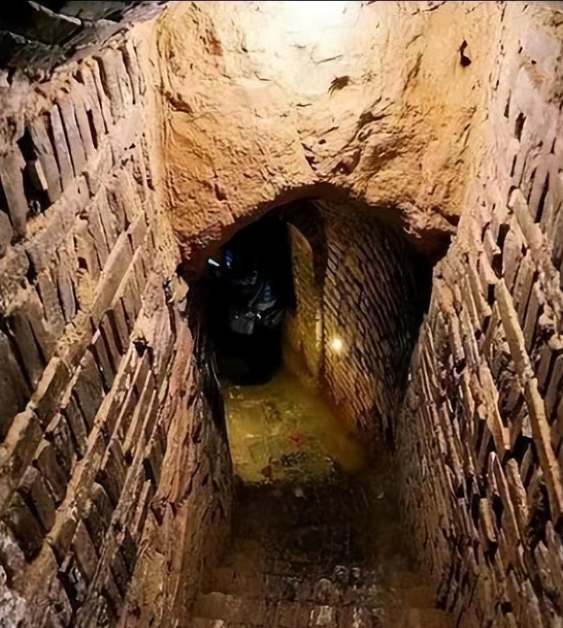 1994年，山西农民张隋亮在自家打窑洞时，意外打通了一个地下秘密通道，好奇的他决