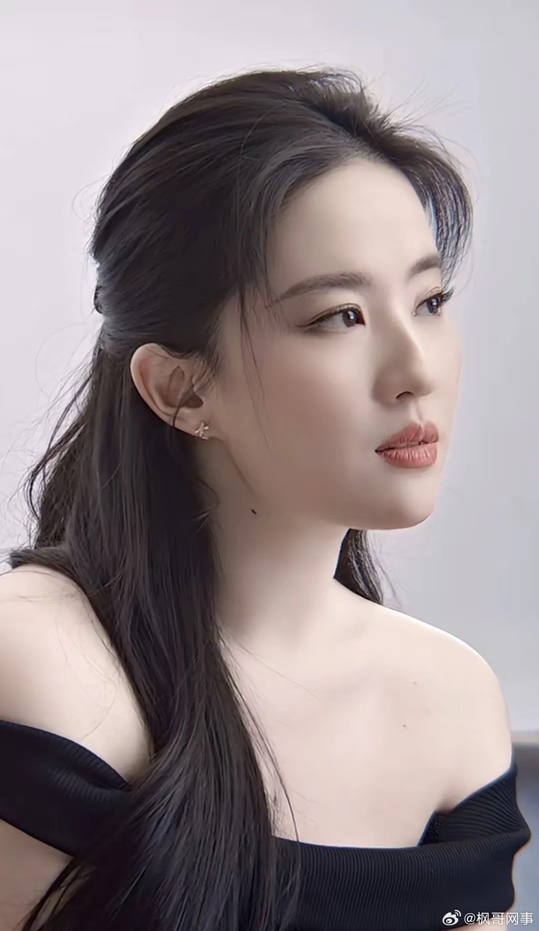 刘亦菲真的好美，艳光四射的样子好迷人，我相信她是仙女下凡！