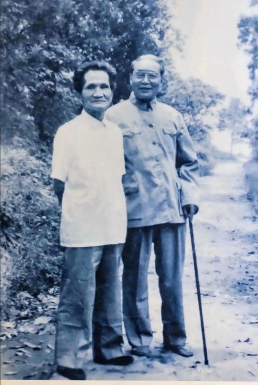 1947年，重庆白公馆，阴冷的监狱长廊里弥漫着潮湿的霉味。沈醉，国民党军统局的头
