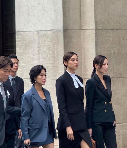 TVB出来的女艺人貌似都很高挑，朱茵本身就娇小玲珑，这下子在里面更显小鸟依人。颜