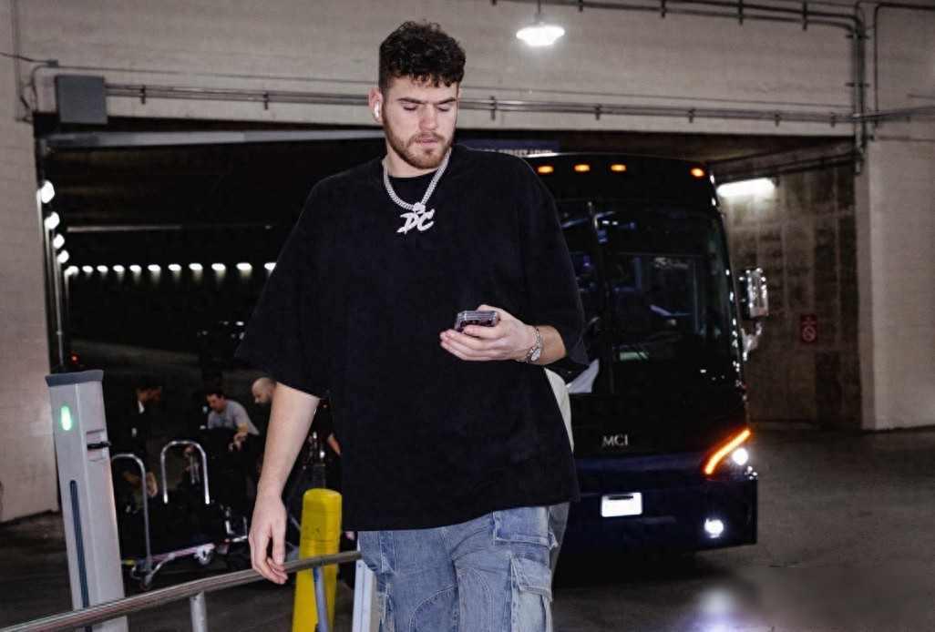 杨瀚森有望登场？开拓者官方：克林根和罗威均被列为出战成疑2025年11月22号