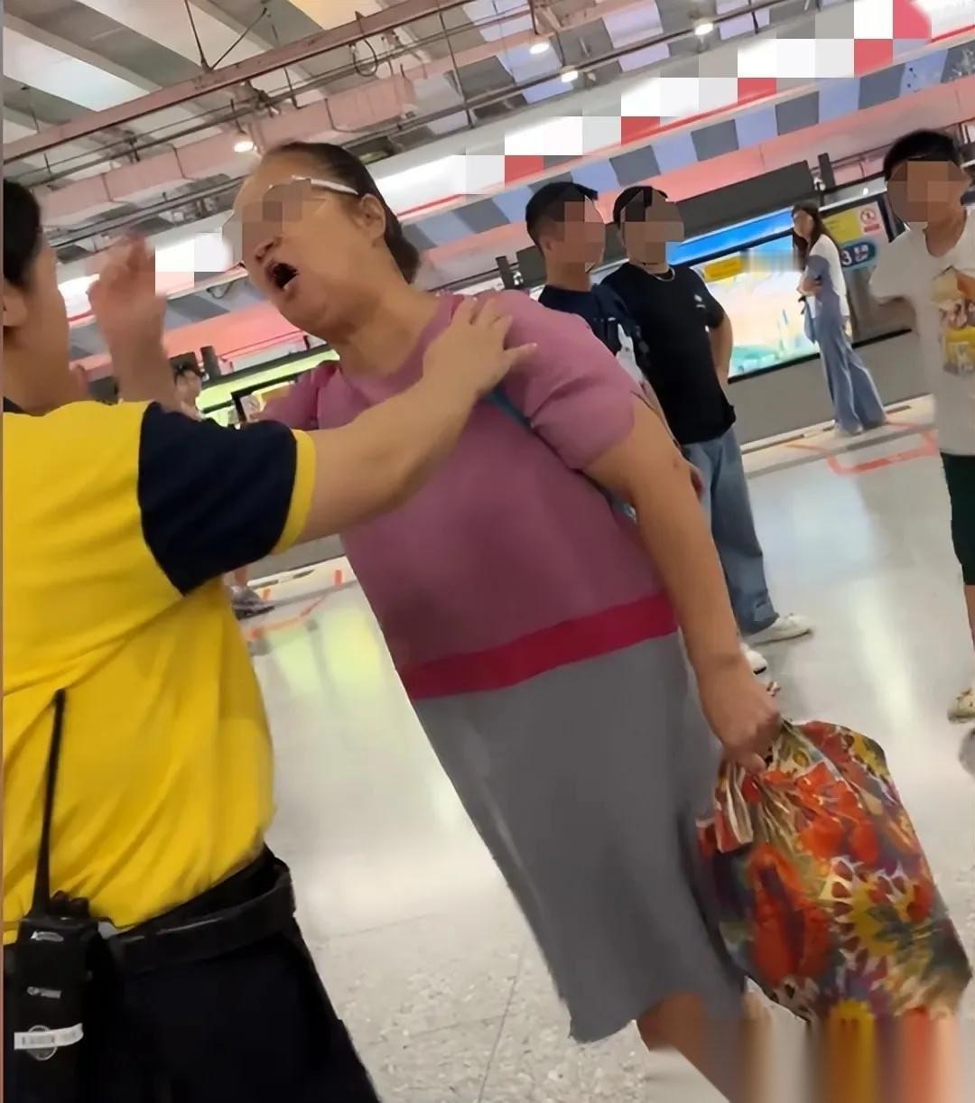 素质败坏的父母！没教养的女儿！这一家三口全网社死了！5月8号，呼市动车候车大厅