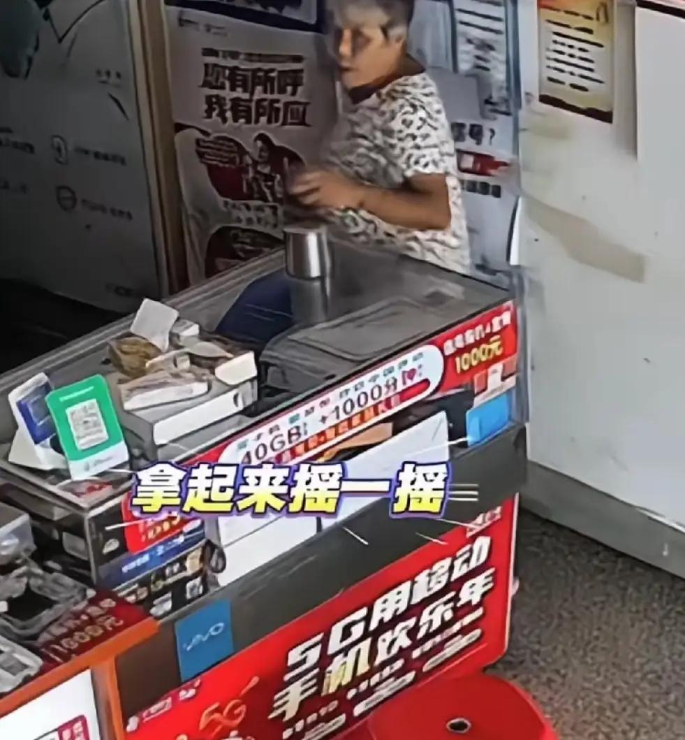 江西，一位开店的儿媳，连日来总觉得自己的水杯不对劲。喝水时总能闻到一丝莫名的异味