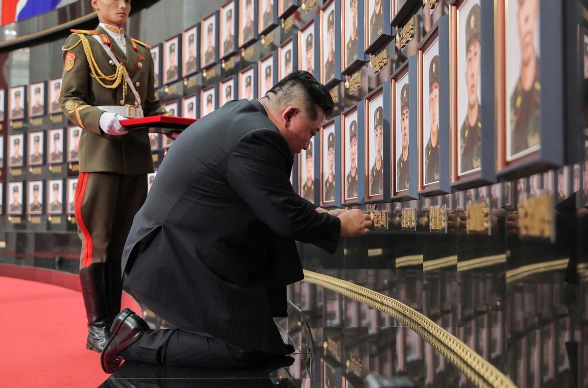 金正恩单膝跪地，为赴俄作战阵亡将士授勋，101人照片挂上追悼壁 八月二十一日