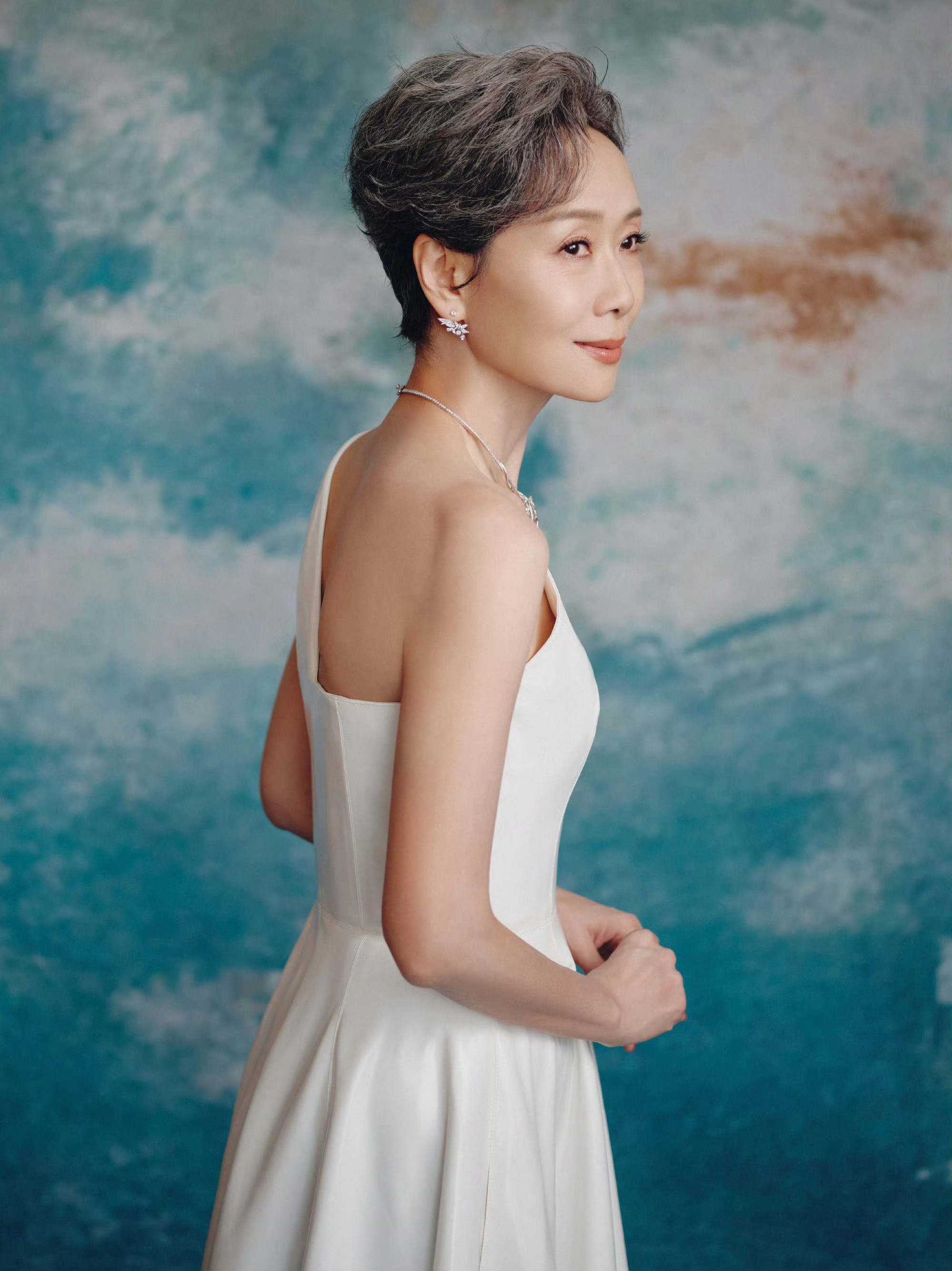 叶童老师这身白裙太绝了！简单款穿出了独有的从容大气～