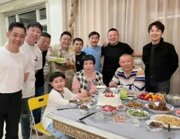 郭德纲好讲究规矩为什么大林子站着？