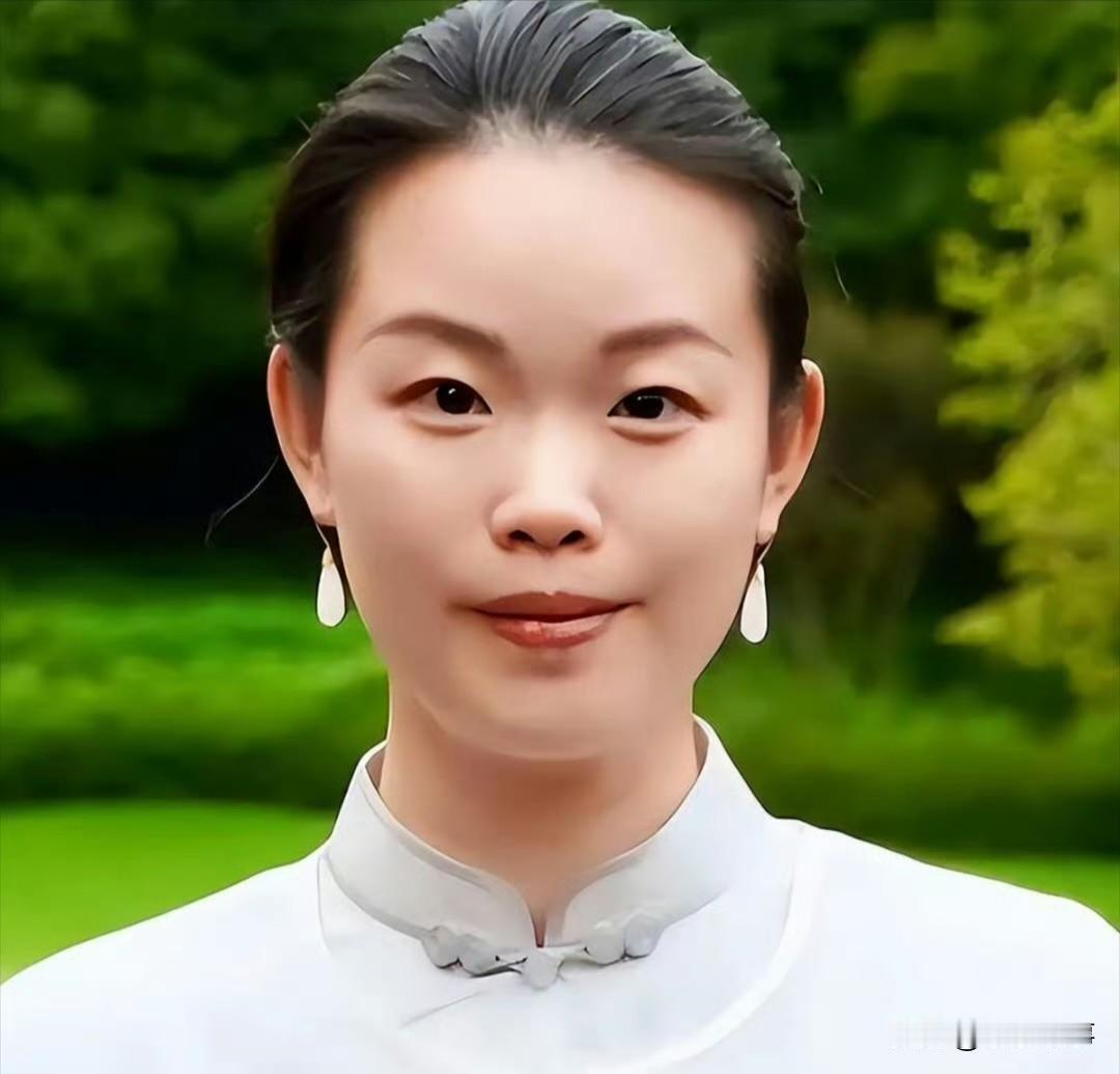 杭师大对徐莺的处理决定贴出来，没平了质疑，反倒添了把火。徐莺身上那层“庞家后