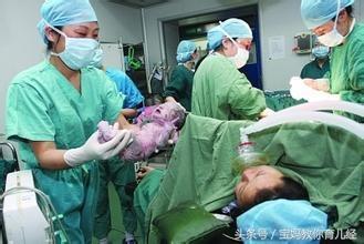 孕妇顺产住院第3天, 婆婆端来一碗“大补汤”后, 儿媳却不高兴