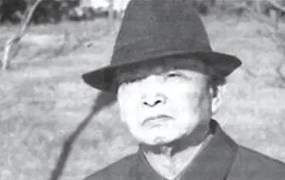 一名退休老教师在毒窝卧底了11年，为警方提供了900多条机密情报。某天，毒贩家中