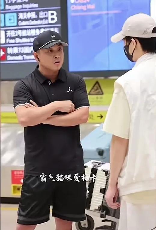 林高远机场遇到王皓，王导说什么不知道但很严肃。林高远曾经那么高傲的人，也不得不