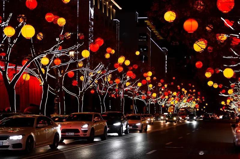 看到“张灯结彩送旧岁”这句上联，我也来了兴致。对对联讲究不少，像字数得相等，词性