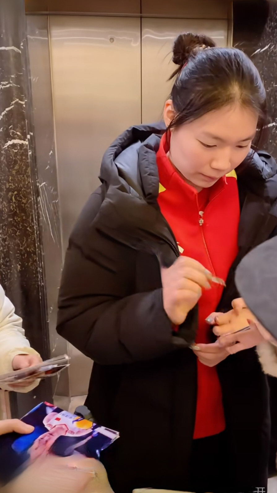 中国女排后援会这是排超联赛江苏女排与上海女排的比赛结束后，主二传张籽萱为球迷签名