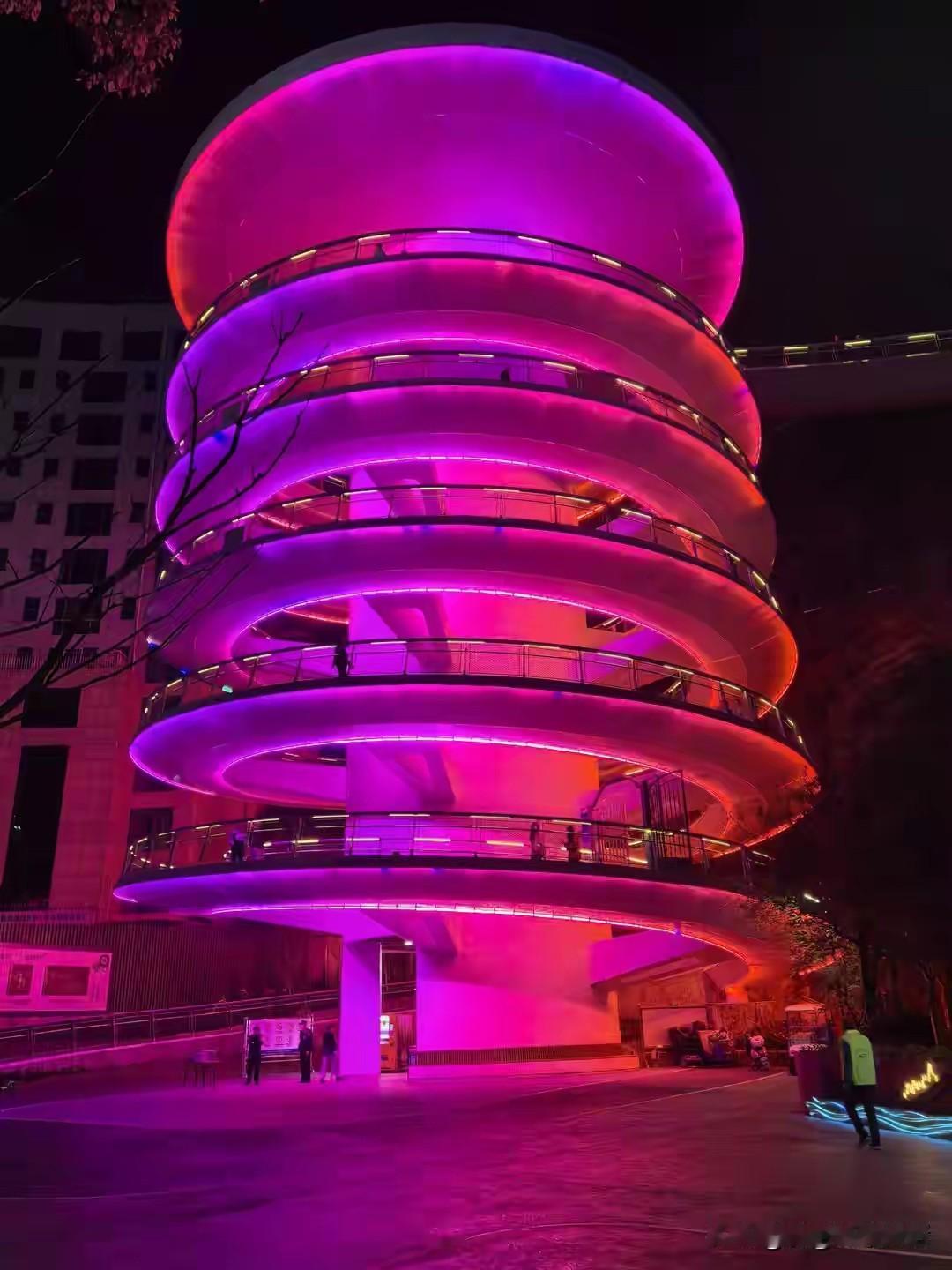 十堰健康步道夜景美翻了！昨天晚上散步去了健康步道，那个夜景真的太绝了，暖光灯带顺