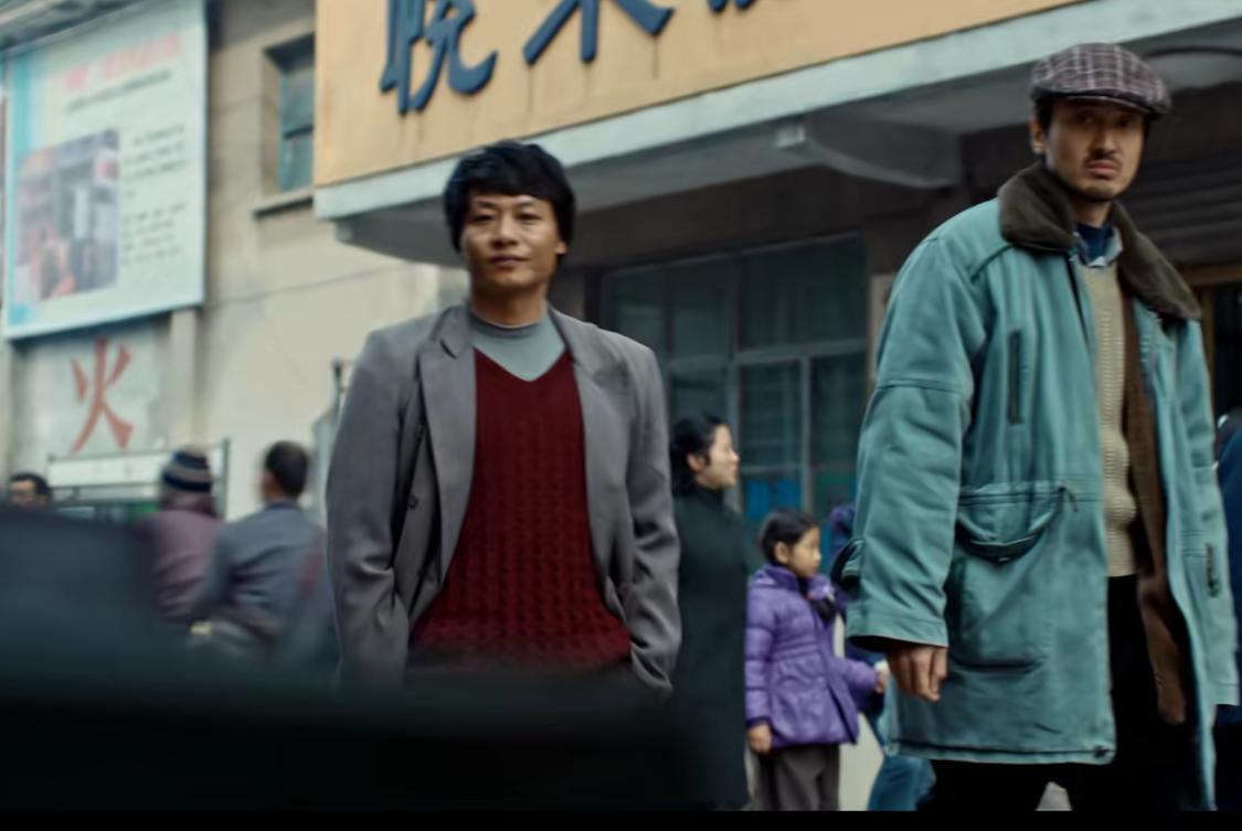 两个笨蛋，啥没抢到杀了4个人，第一个人钱在裤裆里没找到，命最大的就是周厂长，那真