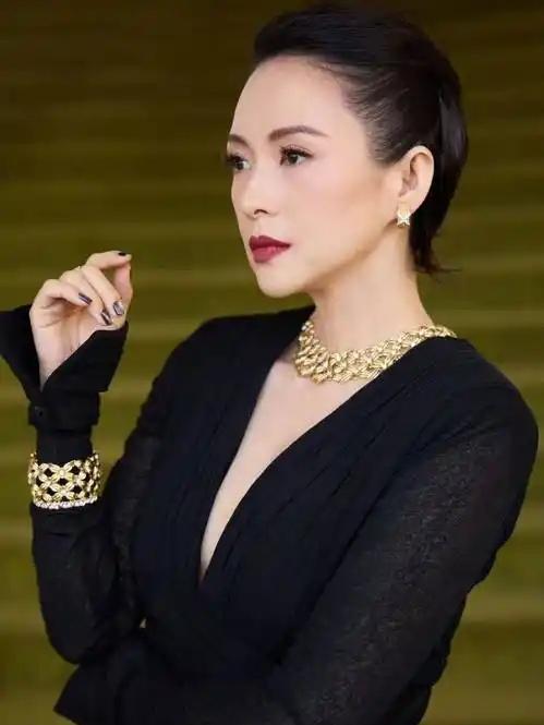 章子怡：再强势的女人，也难掩内心对女儿那份柔软的牵挂近日，章子怡在《我和我的