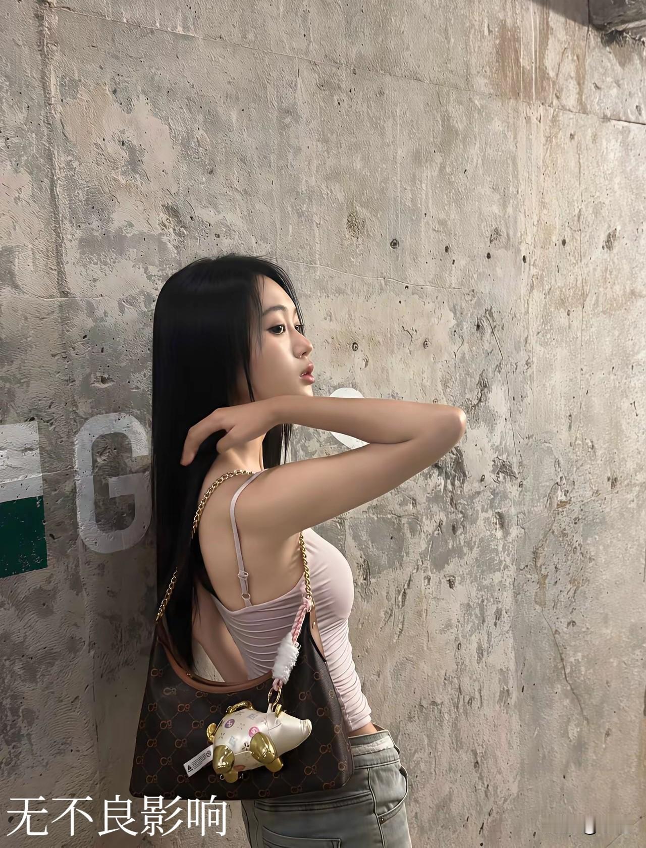 冷感长发女生靠着墙面，自带疏离又迷人的气质。忍不住想问一句，如果她惹你生气，你