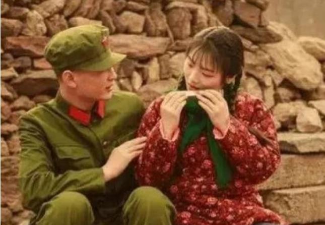 1968年，知青朱启龙参军出发前夜，他的女友解开衣衫，誓言：“不论多久，都会等你