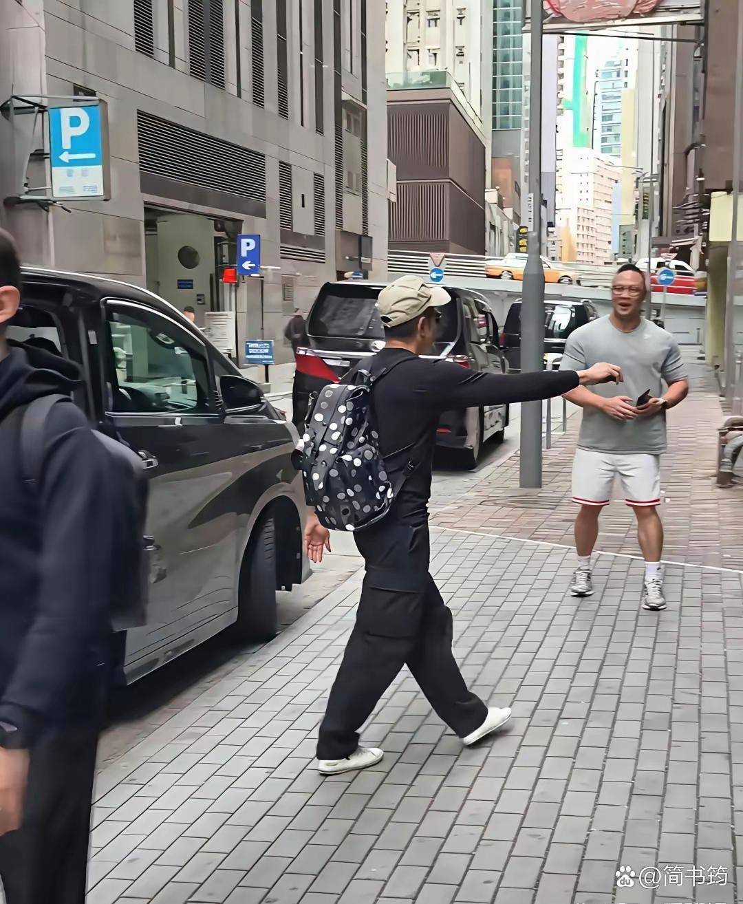 网友香港偶遇60岁郭富城，身材紧实无肚腩，状态吊打不少同龄人。​