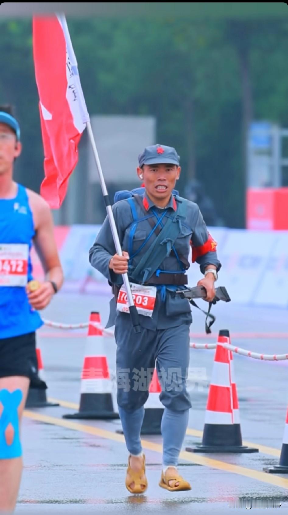宁夏黄河金岸吴忠马拉松42公里处，看到这抹中国红，让人泪目!给跑鞋都跑不了，他