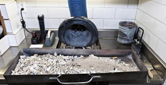 一位在火葬场工作了大半辈子的老人告诉我：90%的人不知道，遗体在火化之后，只有骨