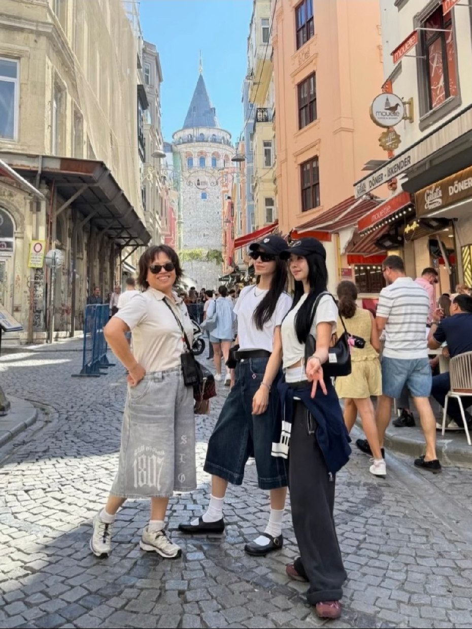 蔡依林和妈妈、姐姐一起旅行，姐妹俩都长得像妈妈，母女三人共用一张脸！蔡依林今年46岁了，但是看上去很