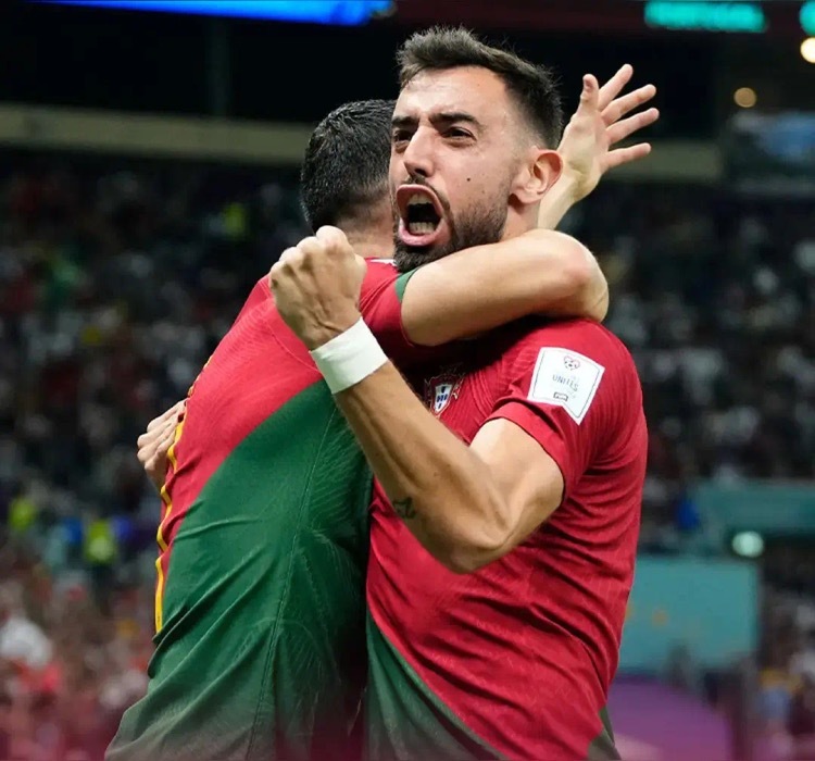 B费：我和C罗不能比他和梅西高人一档B费刚刚获得第六个英超月最佳，追平了C罗的