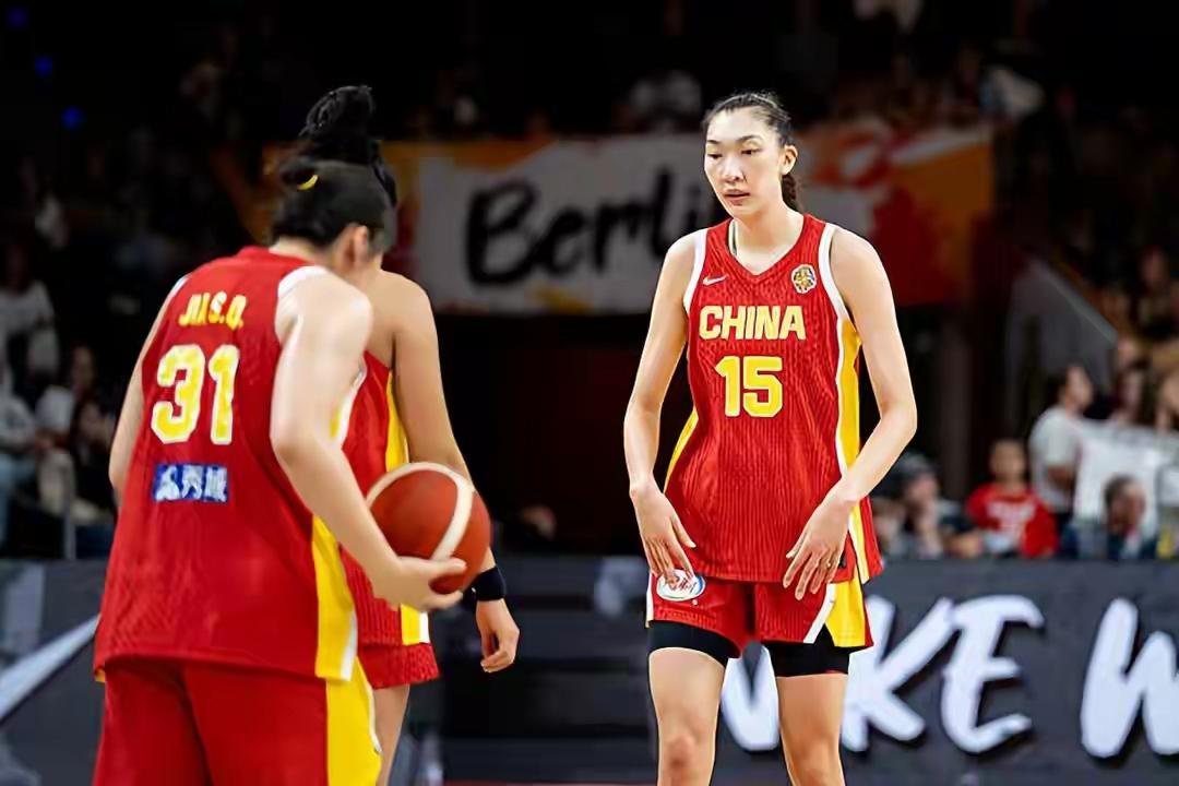 我来排一套现役中国女篮最强阵容，打美国女篮会输多少分……？杨力维+王思雨+李