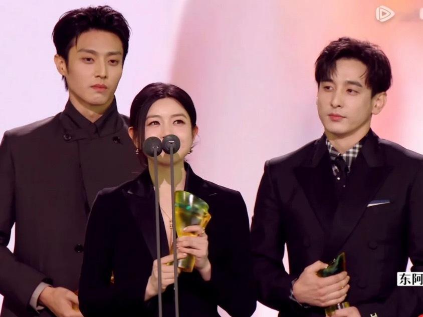 ：妍希啊用错话筒了～旁边那个矮一点：两眼一黑