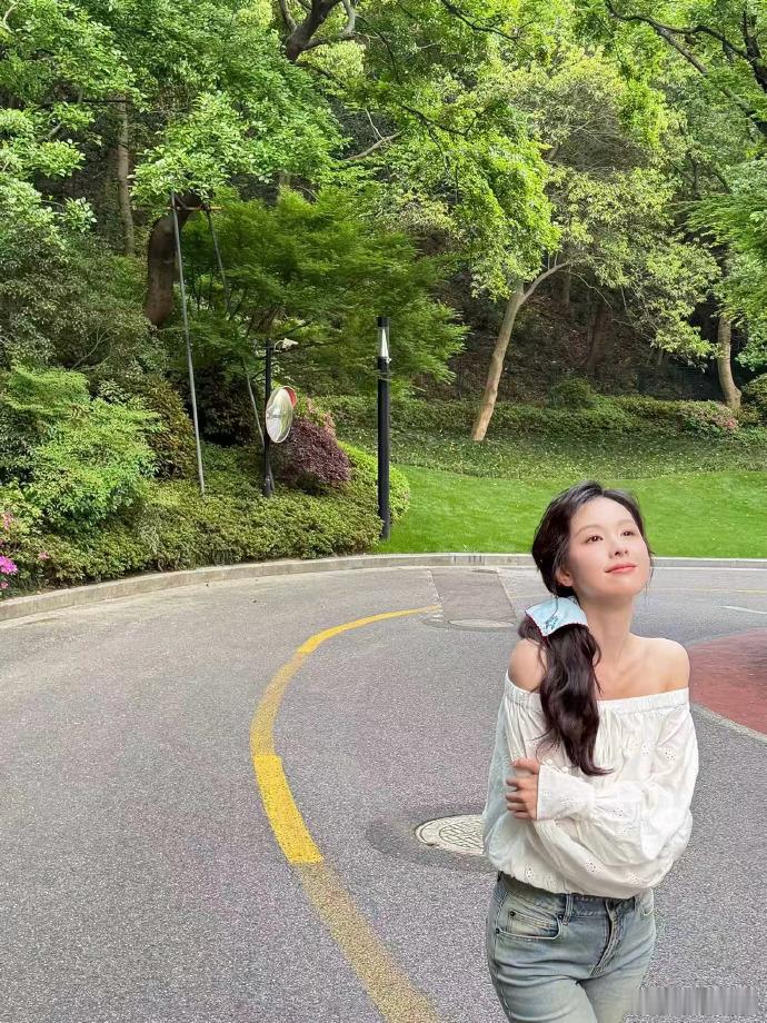 陈都灵一起散步吧、陈都灵白色春日随拍白色镂空设计温柔又精致，搭配随性牛仔裤松弛自