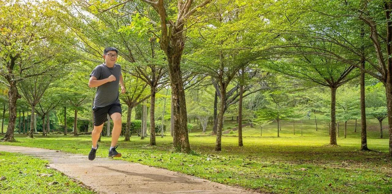 55岁的老李，去年体检时突然被查出糖尿病，空腹血糖飙到9.2，吓得他一宿没睡好觉