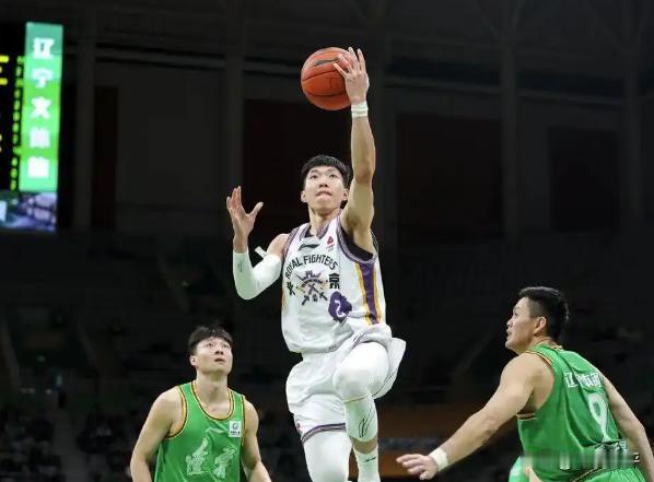 北控这队真是一言难尽。你说他们没钱吧，去年砸大钱买萨林杰和沈梓捷，眼皮都不眨。