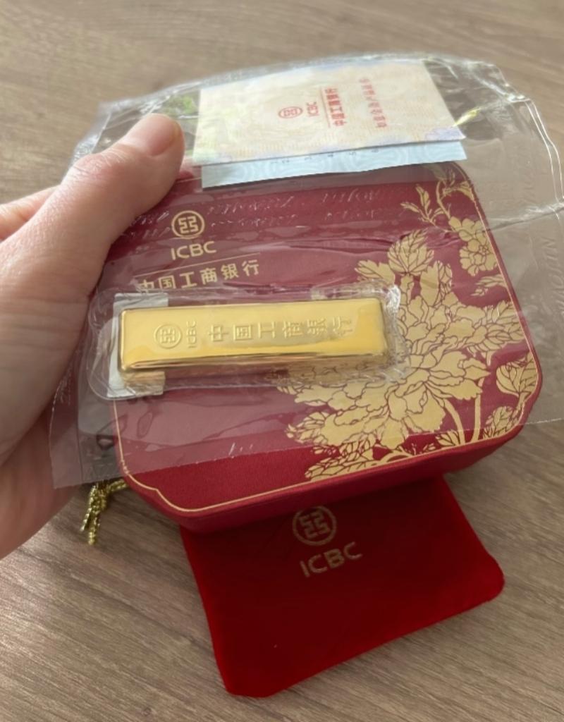 大量囤黄金的人，现在基本都坐不住。7月24日国内金价从885元每克