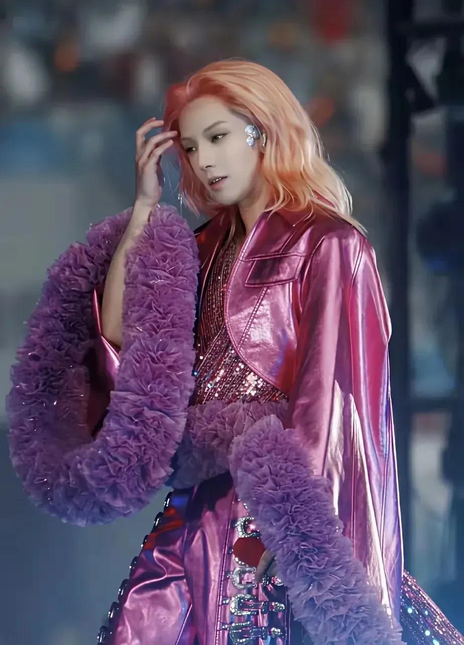 我的妈耶，华晨宇怕不是走火入魔了吧成都演唱会，这搞不懂的贵妇装扮，没有封神而