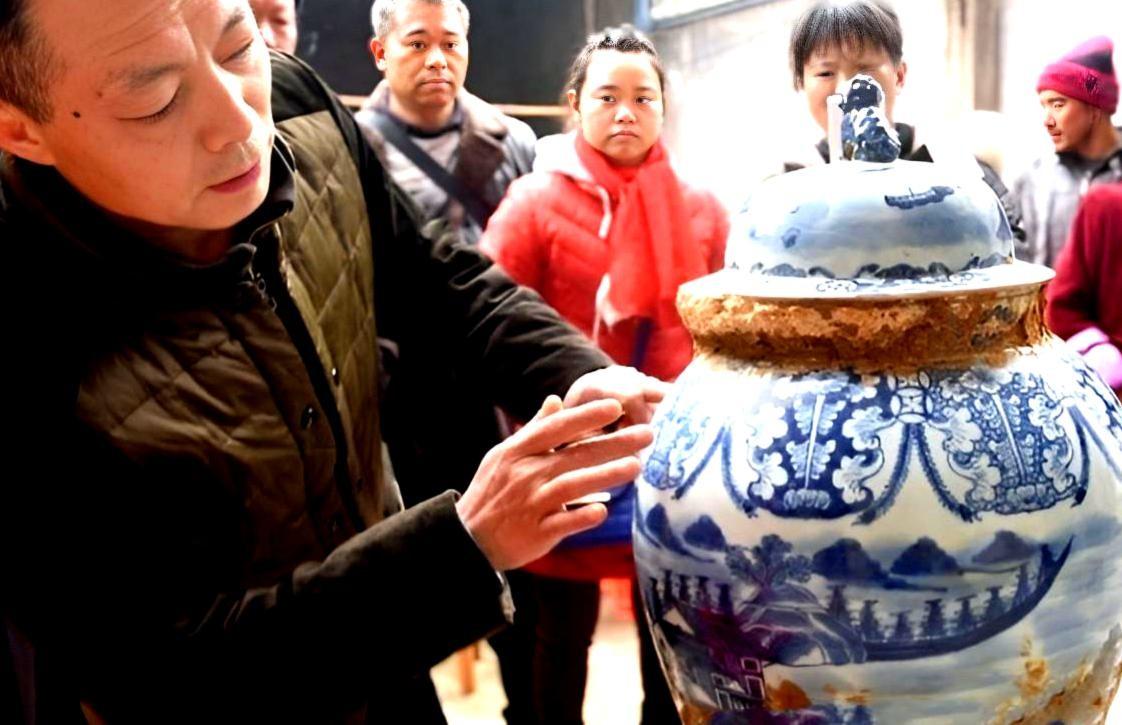 2016年，杨庆领着族人迁葬祖坟，当铁锹一层层掀开黄土时，突然现出个鎏金麒麟镇守