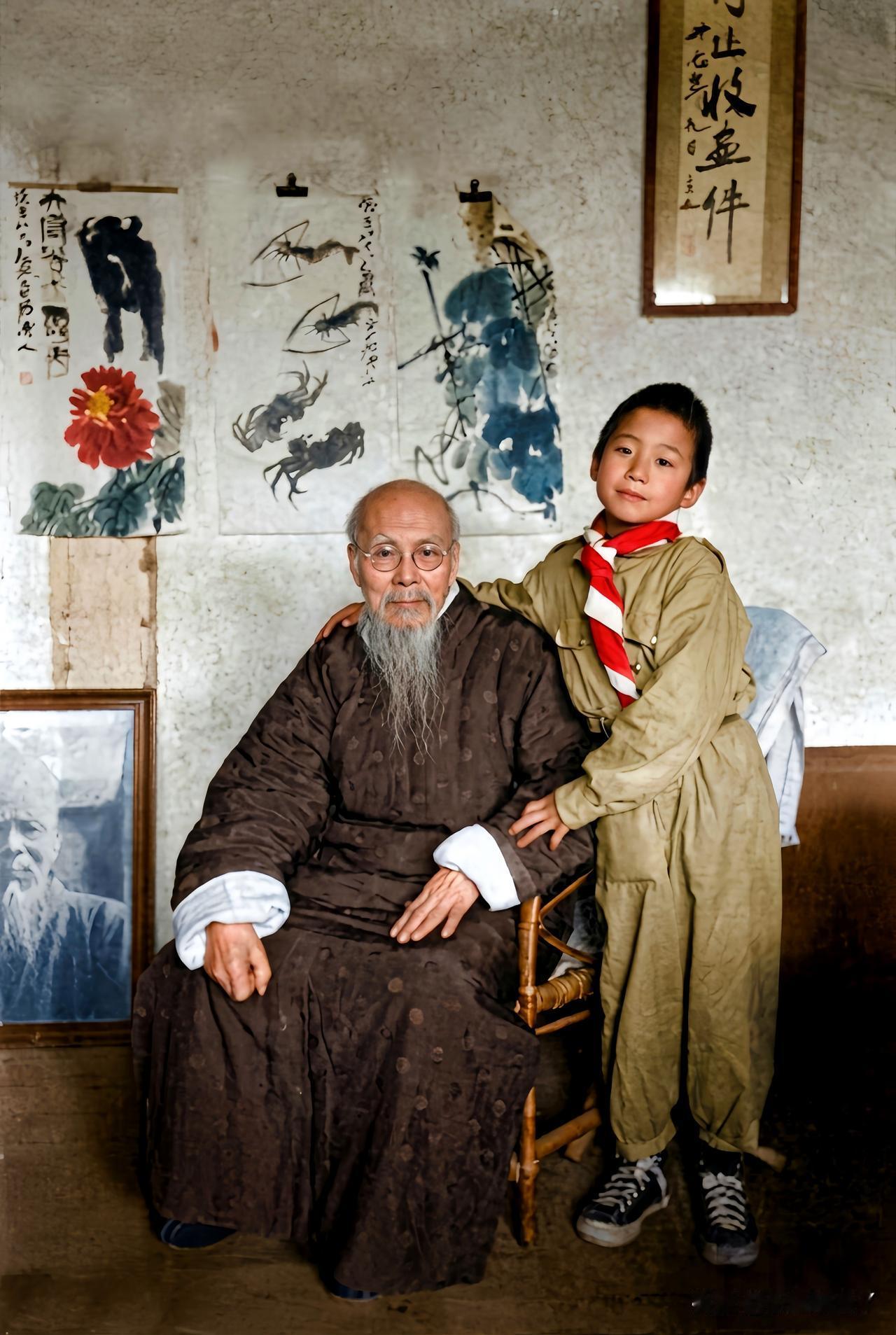 这是1948年国画大师齐白石与儿子齐良末在北平住所内留下的一张老照片，大伙儿都好
