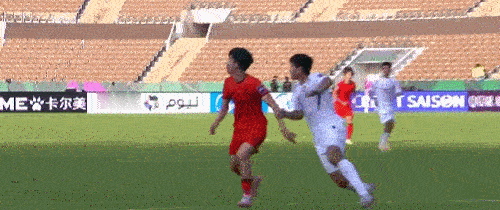 U23亚洲杯四分之一决赛中国对乌兹别克斯坦的比赛中出现重大判罚争议，王玉栋被对手