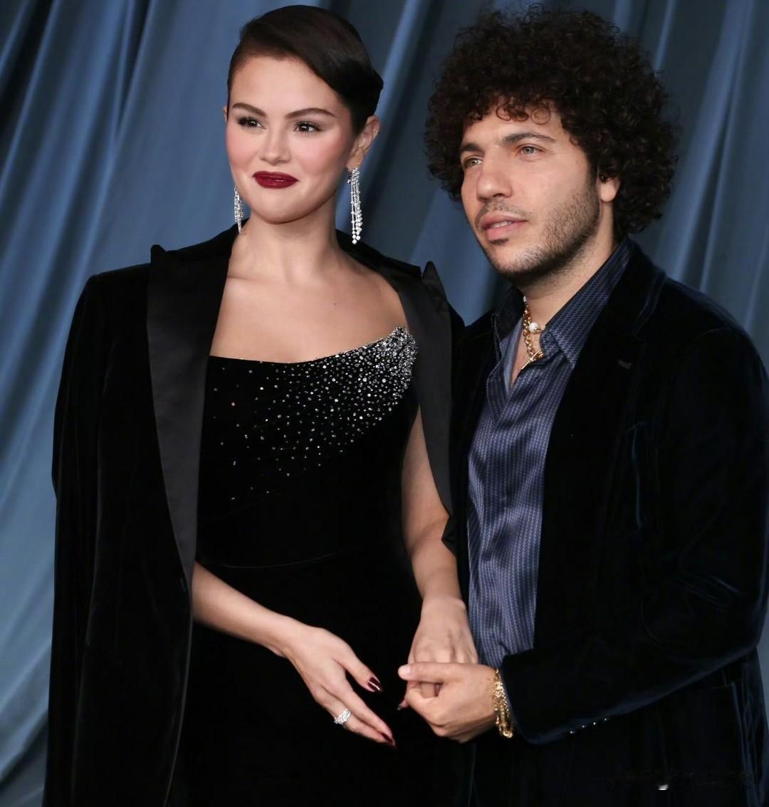 赛琳娜婚后首次公开活动，携丈夫本尼出席2025奥斯卡电影博物馆晚会红毯