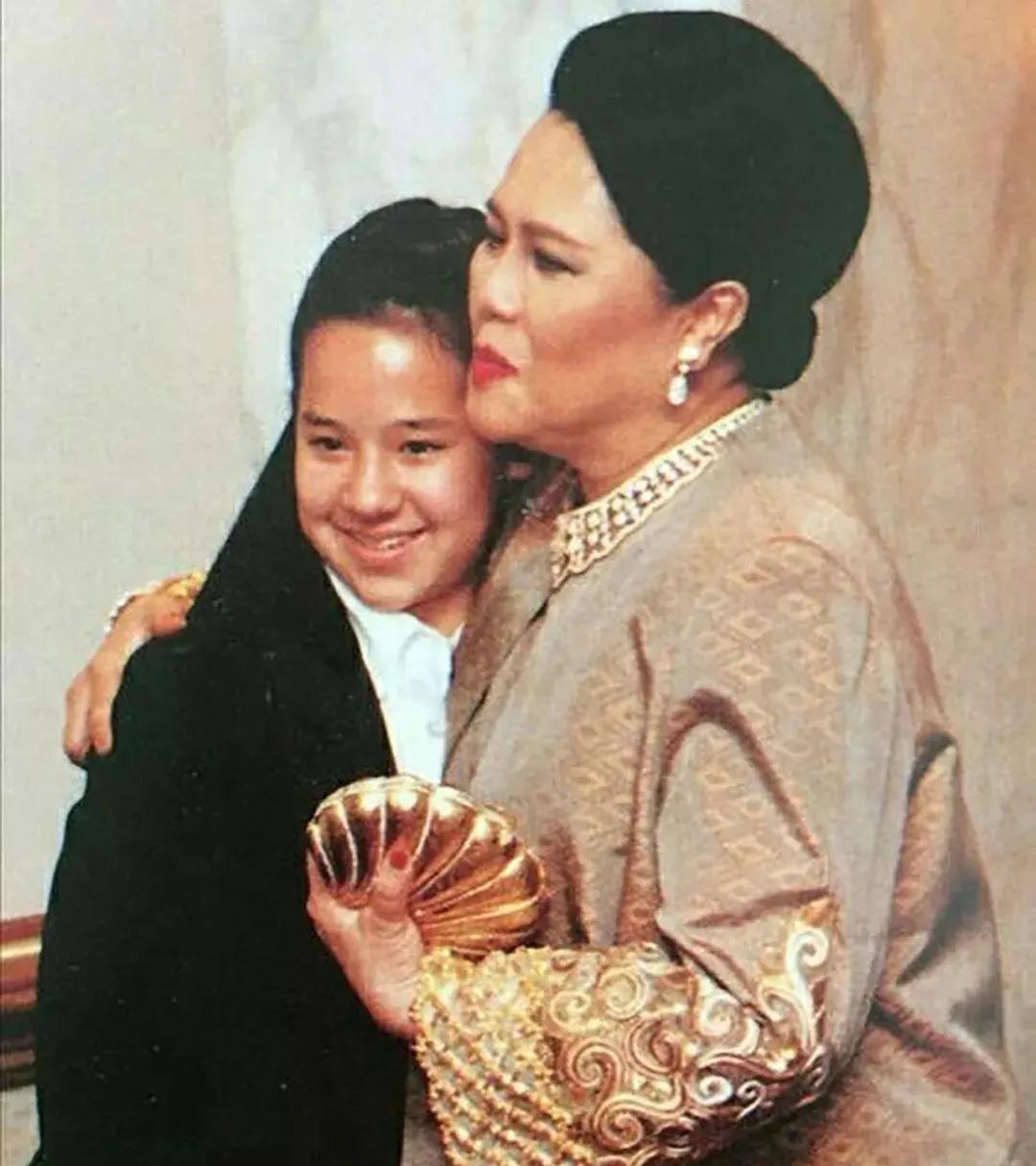 诗丽吉王后好宠孙辈的，她亲吻提帮功，爱抚外孙女，和长公主一合影就是祖孙情深画面。