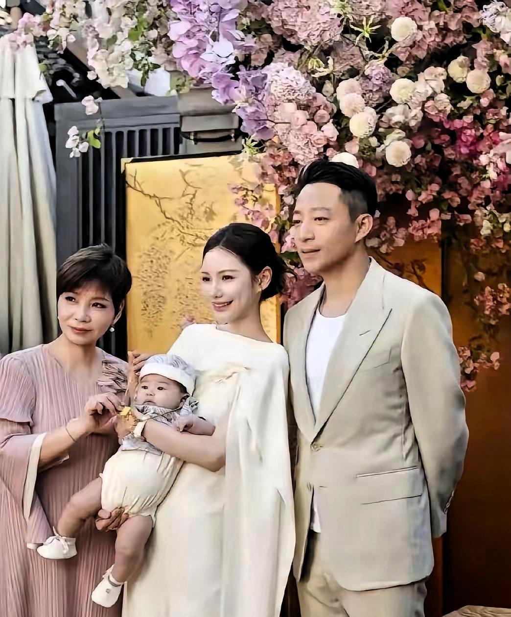 家里最近聚会了,小汪宝儿露面了,很多人都看到了,外婆做法特别,没抱女儿,也没抱孩