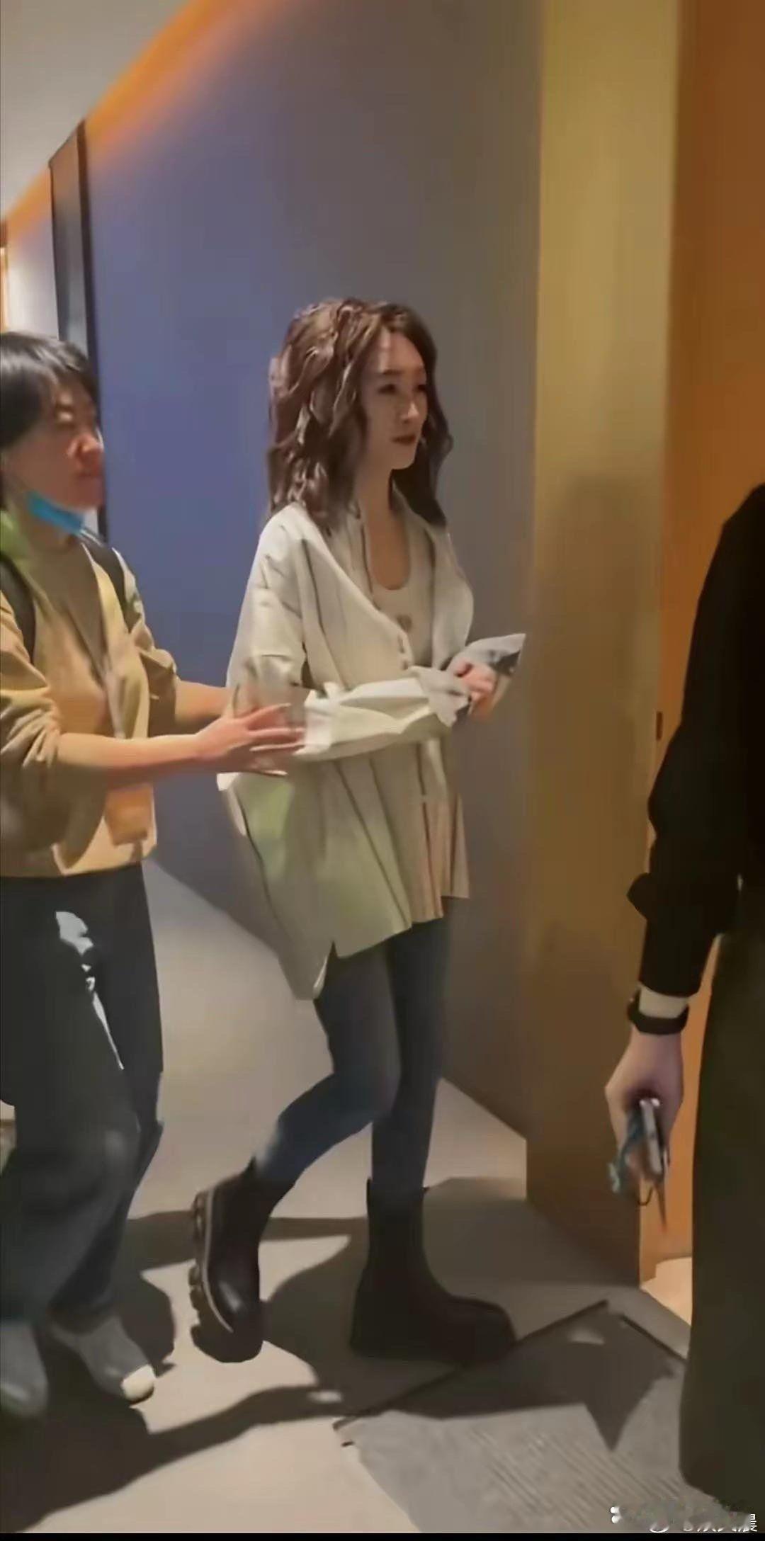 李小冉的状态也太绝了！尤其是那双腿，细得像筷子一样，线条笔直又修长，状态好到让人