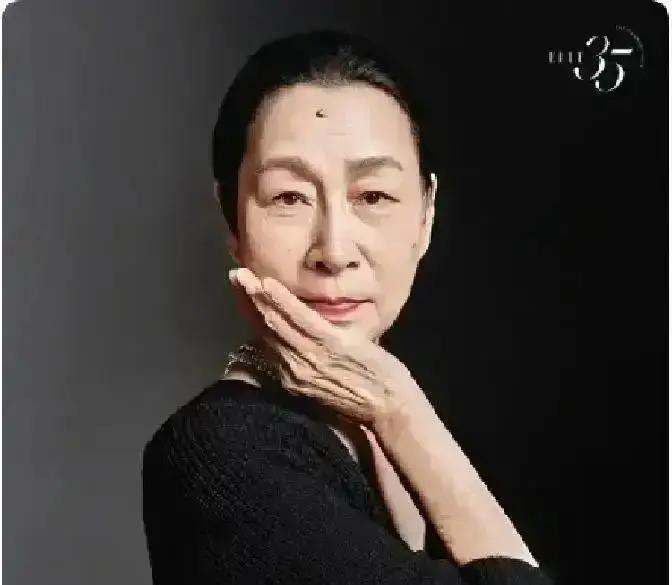 孩子出生前4个月，他已被判离婚法院盖章的离婚判决书，比出生证早120天。父