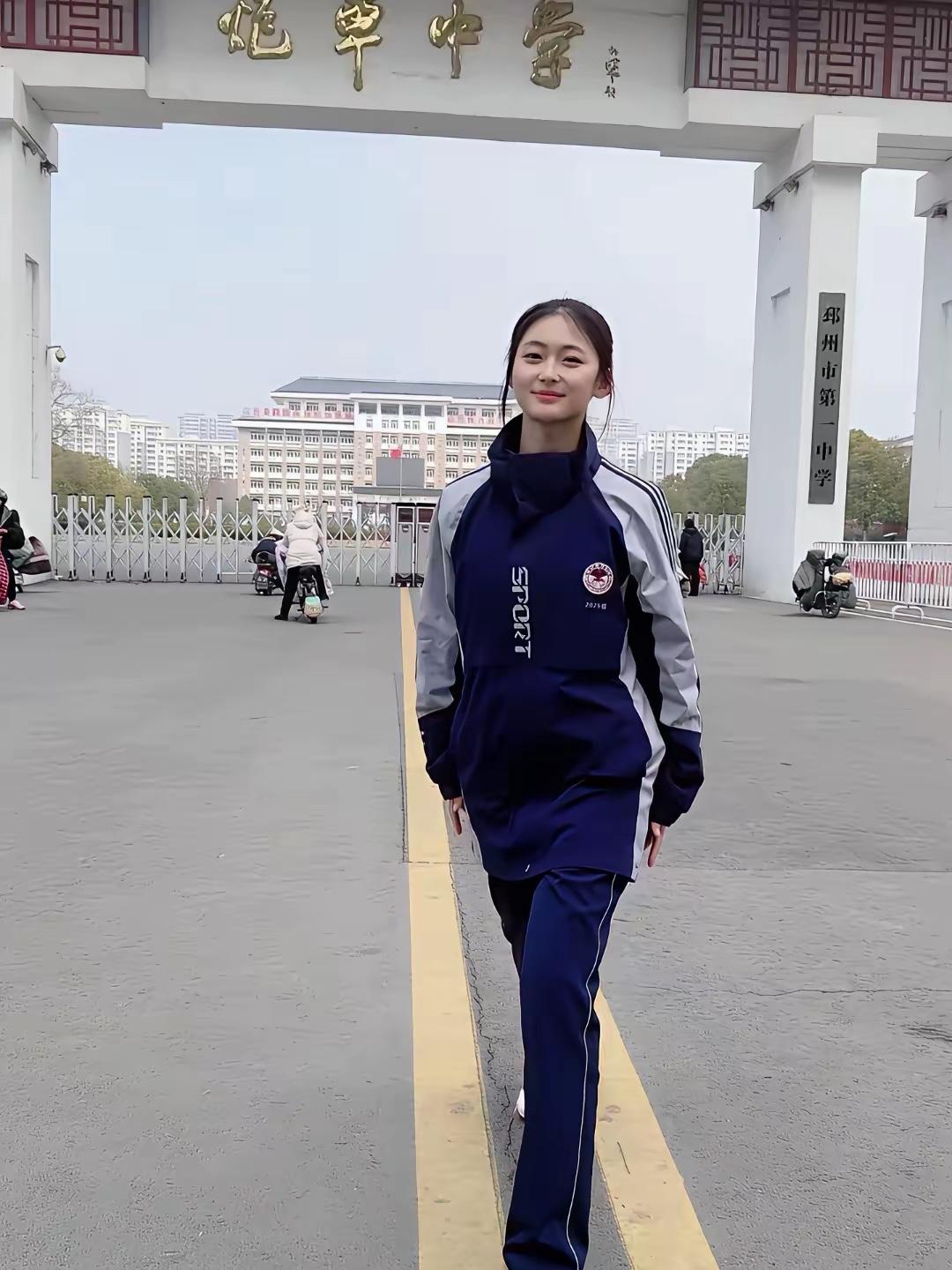 这个中学门口的女同学好美啊，什么刘亦菲，高圆圆年轻的时候都没有她这么漂亮。好