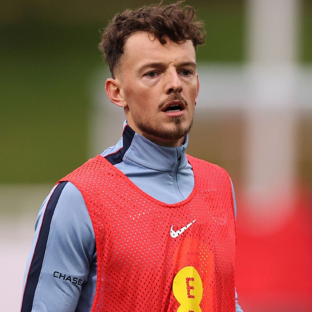 每日邮报IsaanKhan消息，图赫尔在几个月内联系了本·怀特，此后双方进行了