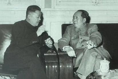 1942年，46岁的晋绥军区司令员贺龙，与26岁的天津姑娘薛明在延安结为夫
