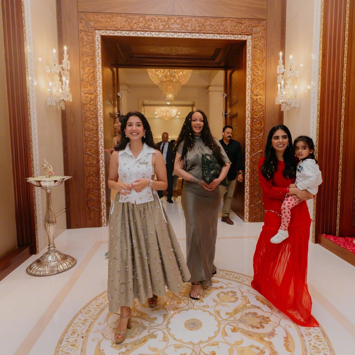 著名女企业家蕾哈娜去印度推广彩妆，顺便会晤了一下亚洲第一富家族成员。受安巴尼家