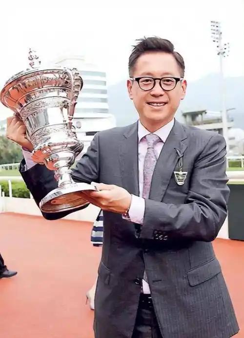他被称为香港最惨富二代。 爷爷是香港船王许爱周，父亲是中建企业高管许世勋。