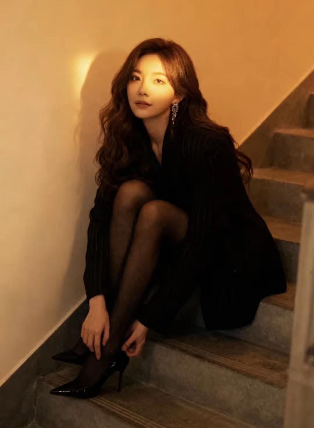 对联上联：[作揖][作揖][作揖]；下联：光影。