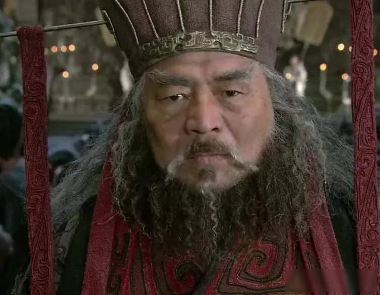 夜宿龙床到人脂灯：暴君董卓如何用3年摧毁四百年汉室。董卓的故事像一把刀，砍断了