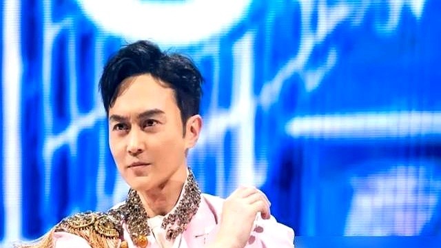 张智霖当众“告状”，说袁咏仪给他收拾行李，塞了件根本穿不进去的小码夹克。全场笑翻。50多岁的袁咏仪嘴