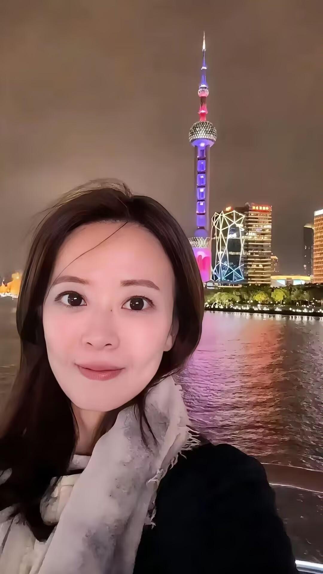 国民党发言人江怡臻参加完会见活动后，从人民大会堂带走了四支铅笔。江怡臻说，带回北